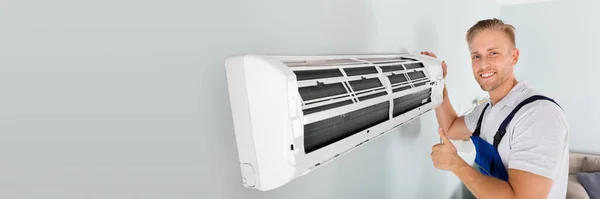 Underhåll Luftkonditionering Tekniker Som Reparerar Balsam — Stockfoto
