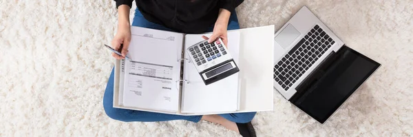 Junge Frau Berechnet Rechnungen Mit Taschenrechner — Stockfoto