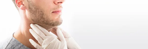 医生检查甲状腺男性颈部 骨髓癌考试 — 图库照片