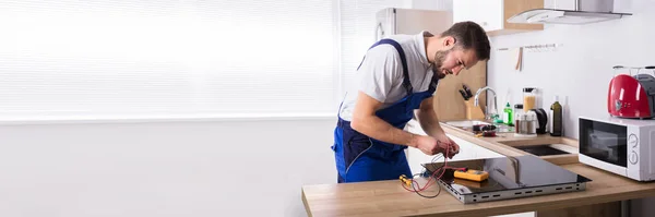 Stove Appliance Repair Kitchen Electrical Engineer Installing — Stock Photo, Image