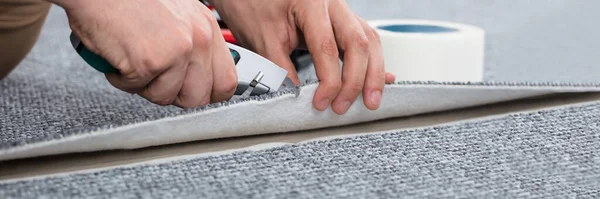 Installatie Werknemer Laying New Carpet Thuis — Stockfoto