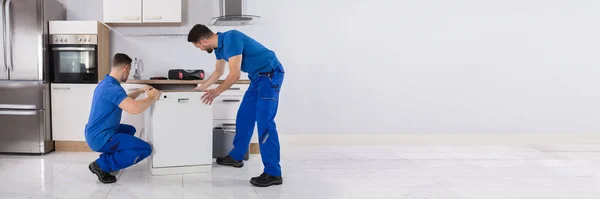 Startseite Geschirrspüler Reparatur Team Professioneller Küchen Mover — Stockfoto