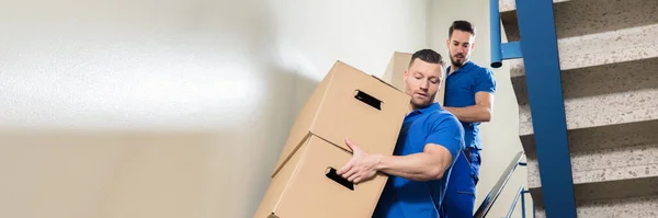 Movers Team Draagt Dozen Naar Beneden Trappen Bezorging Bij Overdracht — Stockfoto