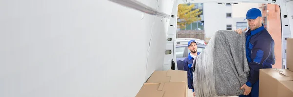 Счастливые Грузчики Разгружают Мебель Грузовика Mover Service — стоковое фото