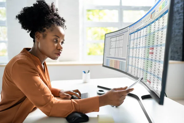 Data Analyst African Woman Using Spreadsheet Computer — 스톡 사진