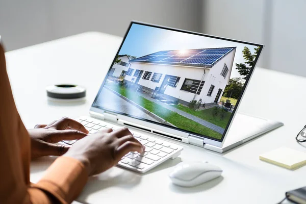 Online Real Estate House Αναζήτηση Ακινήτων Στο Laptop — Φωτογραφία Αρχείου