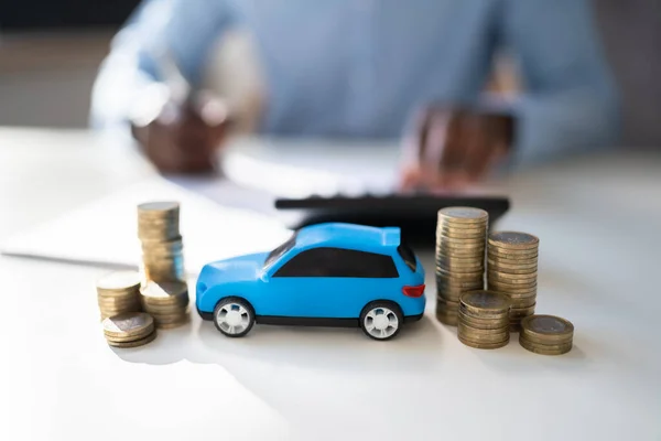 Carro Brinquedo Frente Empresário Calculando Empréstimo — Fotografia de Stock