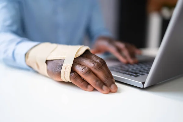 Ongelukje Met Een Kapotte Arm Compensatie Voor Werknemers Sociale Dekking — Stockfoto