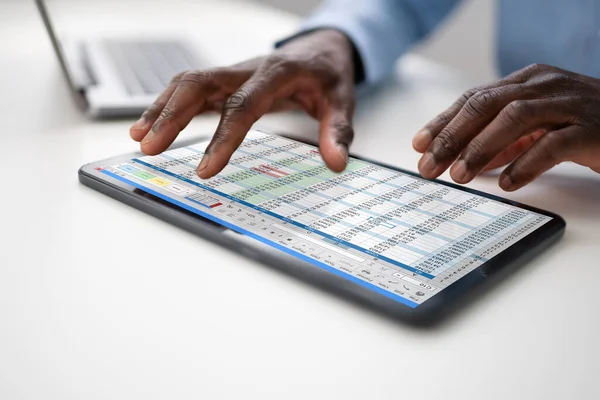 Afrikai Amerikai Kézzel Tablet Táblázatkezelő Adatok Munka — Stock Fotó