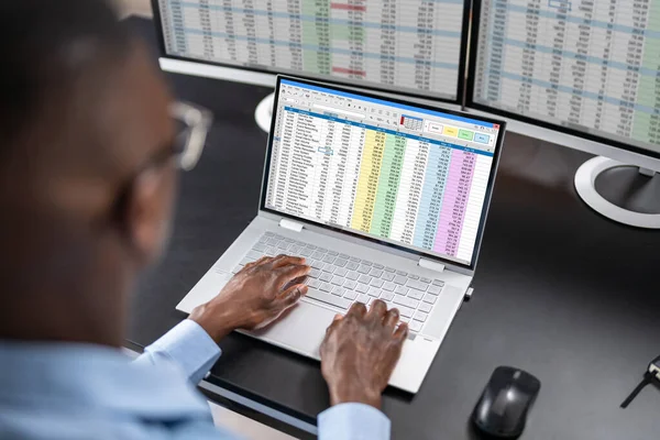 Analista Dados Homem Africano Usando Planilha Computador — Fotografia de Stock