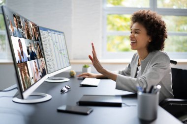 Afrikalı Kadın Video Konferansı İş Görüşmesi Bilgisayar Ekranında