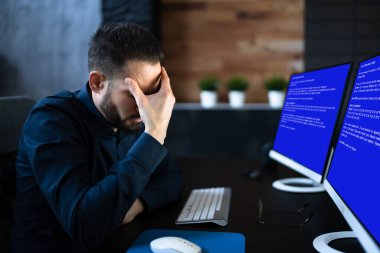 İşyerinde Sistem Arızası Ekranı ile Bilgisayarbaşında Endişeli Adam
