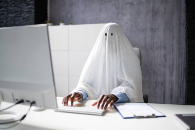 Ghostwriter Ofiste. Bilgisayar Kullanarak Yaratıcı Hayalet Yazıcı