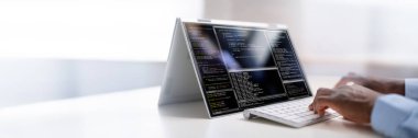 Afrikalı Amerikalı Web Geliştirici Programcısı. Kodlama Yazılımı