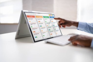 Kanban Proje Zamanlama Yönetimi Yazılım Uygulaması Dizüstü Bilgisayarda