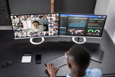 Video konferansı iş görüşmesi. Bilgisayarda Afrika Konferansı