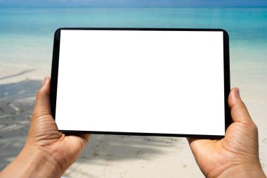 Plaj Sandalyesinde Rahatlarken Kadın Tablet Kullanıyor