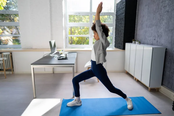 Corporate Employee Frau Standing Doing Fitness Und Yoga — Stockfoto