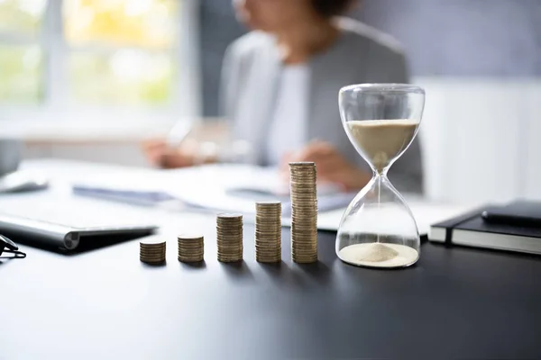 Increasing Money Coin Stack Concept Песочные Часы Время — стоковое фото