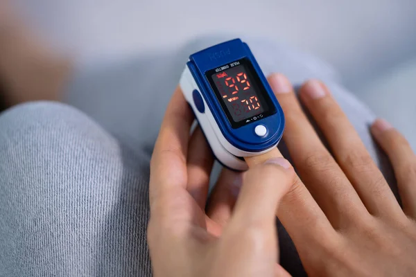 African Hand Pulse Heart Rate Oximeter — Stock Photo, Image