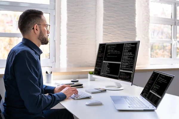 Programista Lub Coder Man Korzystanie Komputera Biurowego — Zdjęcie stockowe