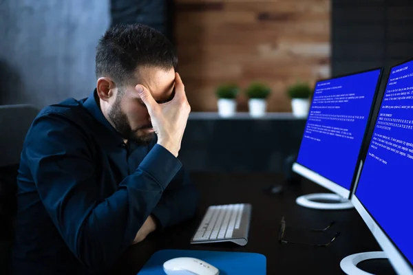 Inggris Worried Man Computer System Failure Screen Workplace — Stok Foto