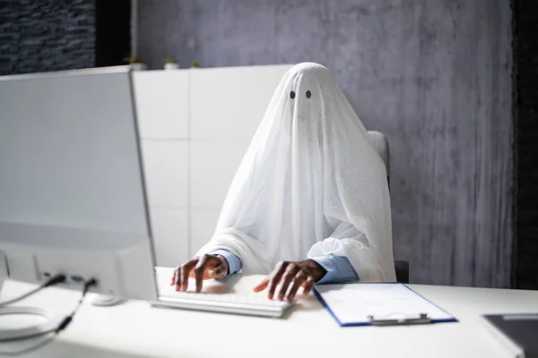 Pisarz Duchów Biurze Creative Ghost Writer Korzystanie Komputera — Zdjęcie stockowe