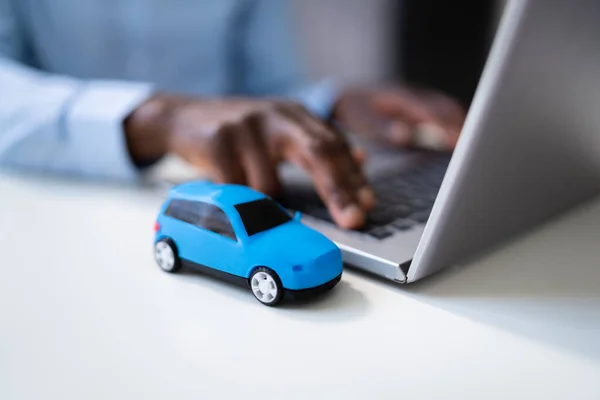 Comprare Vendita Online Assicurazione Auto Sul Computer — Foto Stock