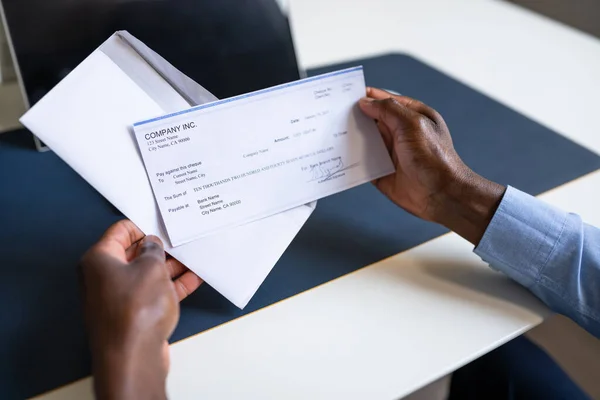 American African Holding Paycheck Cheque Folha Pagamento — Fotografia de Stock