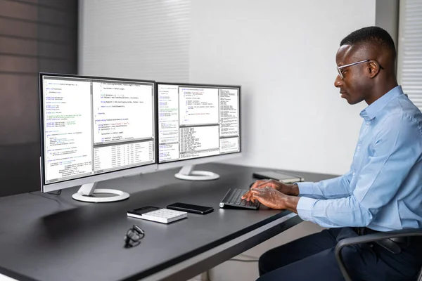 Afro Amerikaanse Programmeur Gebruikt Computer Bij Balie Webontwikkelaar — Stockfoto