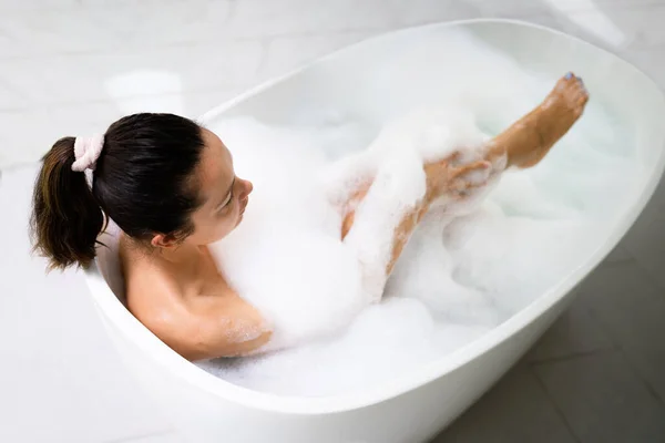 Cuidados Bonita Pessoa Banho Spa Relaxe — Fotografia de Stock