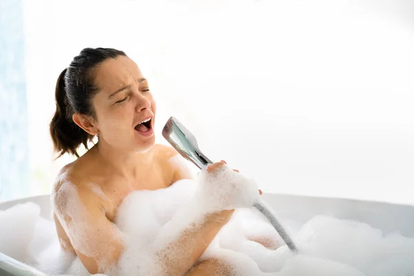 Perempuan Kesehatan Kulit Bersih Dan Spa Bath Bernyanyi Untuk Musik — Stok Foto