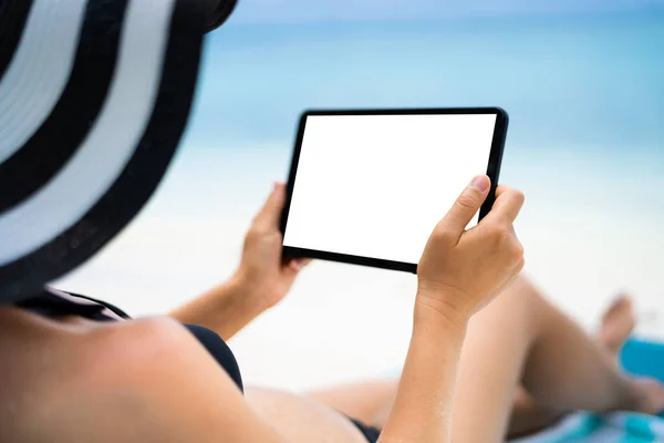 Rilassarsi Con Computer Tablet Sulla Spiaggia Vacanze Estive — Foto Stock