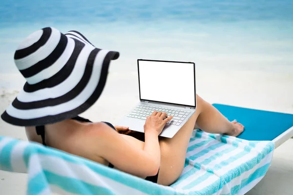 ビーチでノートパソコンとリラックス 夏休み — ストック写真