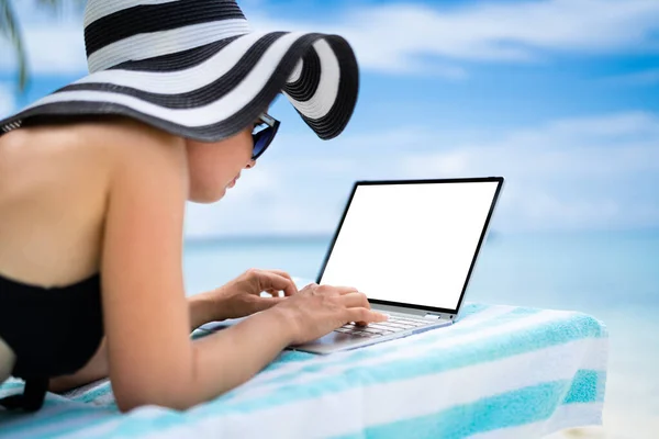 Relaxace Notebookem Pláži Letní Dovolená — Stock fotografie