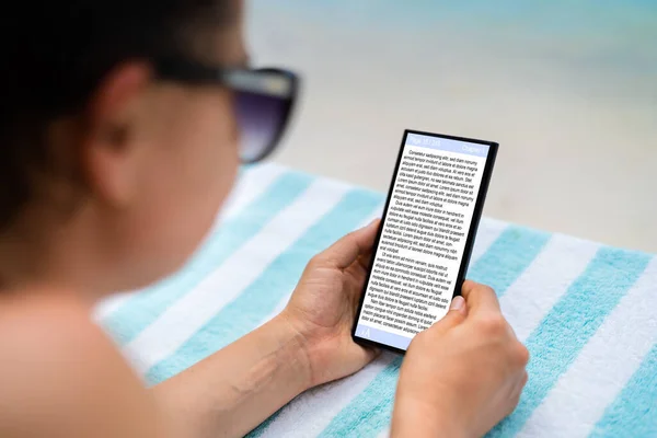 Plajda Tablet Üzerinde Kitap Okuyan Kadın — Stok fotoğraf