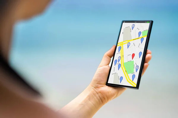 Telefoon Mobiele Gps Navigator Kaart Gps Mobiele Telefoon Het Strand — Stockfoto