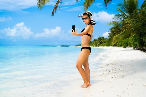 Summer Beach Oto Portresi Tatil Mutluluğu Genç Çekici Kadın — Stok fotoğraf