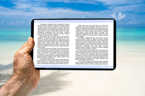 妇女在海滩上阅读电子书 — 图库照片