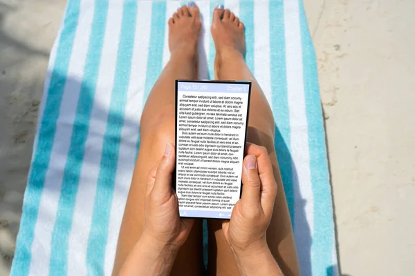 Žena Čtení Book Tabletu Pláži — Stock fotografie