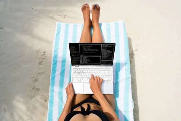 软件开发人员编写计算机代码 在海滩工作 — 图库照片
