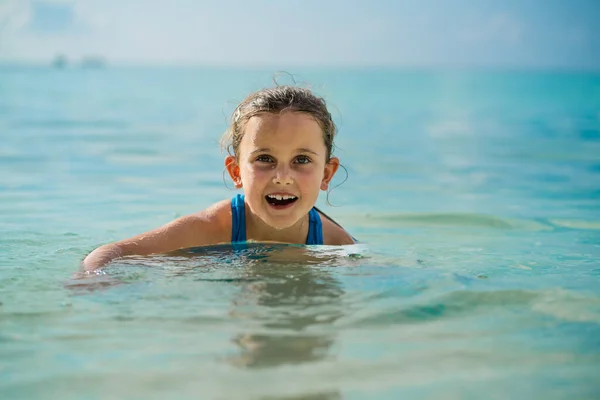 Mutlu Çocuk Yüzme Diski Ile Yüzmeyi Öğreniyor Yüzükte Yüzmeyi Sahildeki — Stok fotoğraf