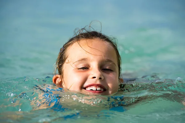 Gelukkig Kind Leren Zwemmen Met Zwemschijf Ring Het Water Kind — Stockfoto