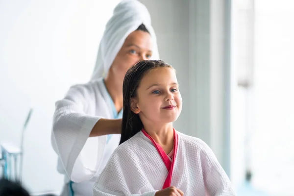 Mom Brushing Daughter Hair Family Spa Mother Child Girl — Stock Photo, Image