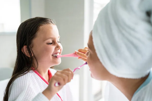 Denní Hygiena Zuby Kartáč Procedura Koupelně Dcerou — Stock fotografie
