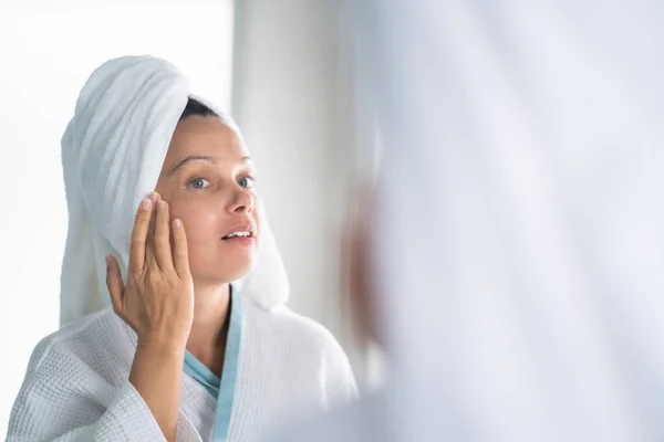 Kvinnan Klämmer Finne Ansiktet Akne Hudproblem — Stockfoto