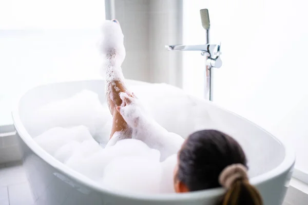 Schöne Frau Körperpflege Weißen Badezimmer — Stockfoto