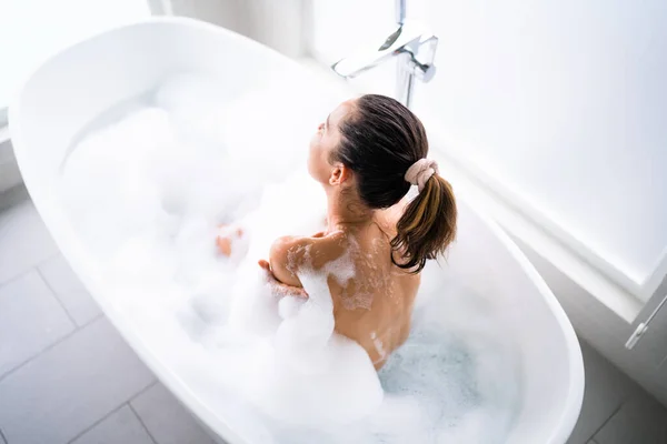 Schöne Frau Körperpflege Weißen Badezimmer — Stockfoto