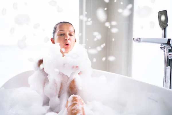 Casa Banho Relaxamento Bem Estar Mulher Soprando Bolhas Espuma Sabão — Fotografia de Stock