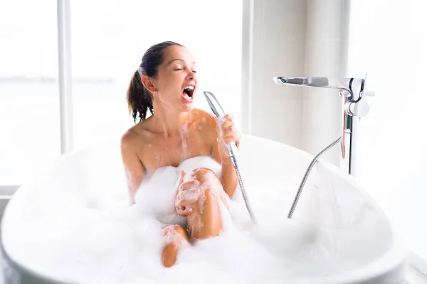 Kadın Temiz Cilt Sağlığı Spa Banyosu Müzikle Şarkı Söylemek — Stok fotoğraf